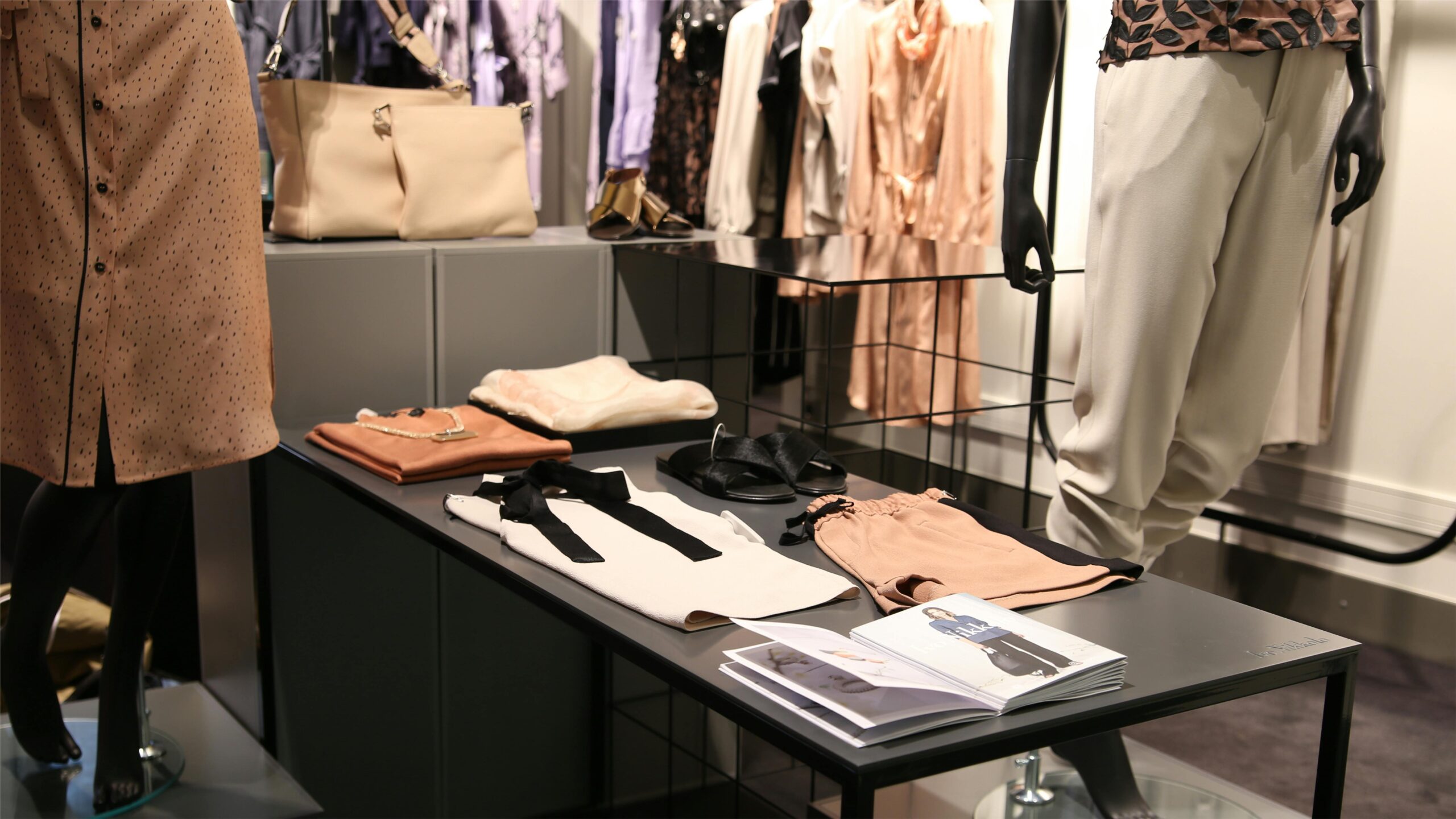 The collision of vintage trend and modern glamour a time-travelling wearing journey(图1)